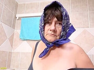 Sisi Sweet Chilli Grandma Peeing In The Bathtub