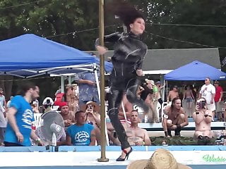 Catwoman gets totally bare on stage and dances around