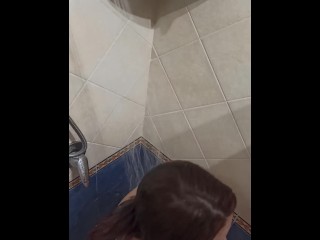 Riprendo mia moglie sotto la doccia e si arrabbia