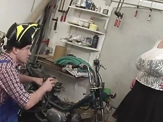 Blond BBW-Milf with the repairer