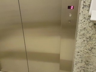 'Novinha safada faz boquete no elevador chegando em casa.'