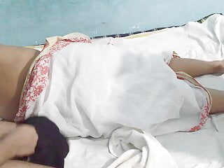 (Choda Chudi) Pakistani Areeba wearing half bare saree on couch with her beau