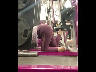 Phat ass white girl cougar WORKING OUT gam raise
