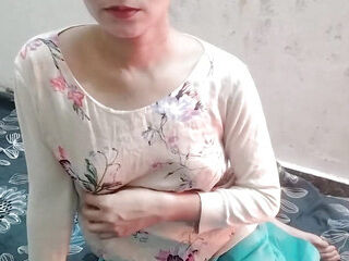Desi aunty ko saman dene ke bahane pel diya