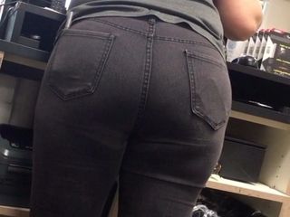 Gorgeous Latina in tight jeans(nice ass)